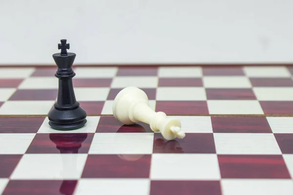 Έννοια Του Επιχειρηματικού Ανταγωνισμού Ξύλινα Κομμάτια Σκακιού Σκακιέρα — Φωτογραφία Αρχείου