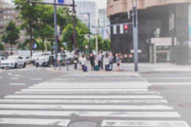 Yürüyüş yolunda durup yolun karşısını bekleyen Grup insanlarının soyut bulanık görüntüsü.