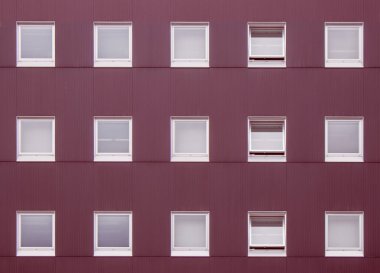 Dış Tasarım Konsepti : Kapalı ve açık pencerelerin soyut görüntü sırası binanın kırmızı duvarına süslemektedir. (Seçici odak)