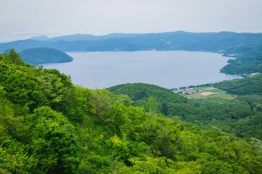Hokkaido, Japonya'da halat yolundan veya teleferikten Usu dağının tropik manzarası. Burası Showa Shinzan dağı ve bulutlu bir günde Toya Gölü'nün bir kısmını içerir..