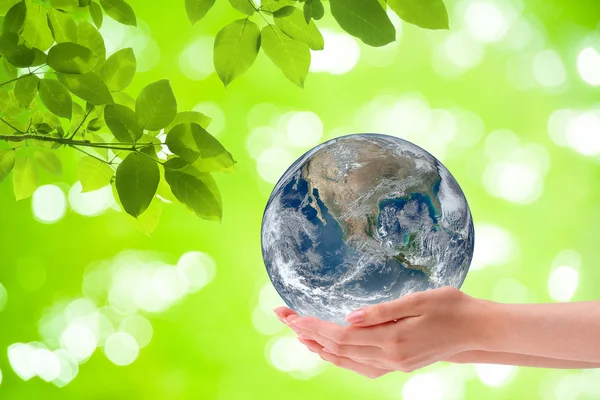 生态概念 女人手抱着地球地球地球与绿色自然背景 这张图片的元素由美国宇航局提供 — 图库照片