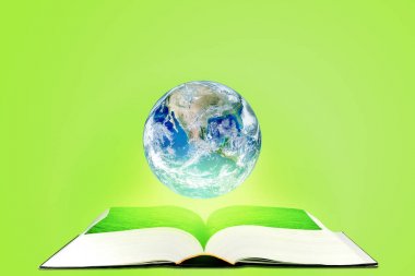 Ekoloji ve eğitim kavramı: gezegen toprak küre yeşil arka plan ile açıldı kitap üzerinde yüzen. (NASA tarafından döşenmiş bu görüntünün elemanları.)