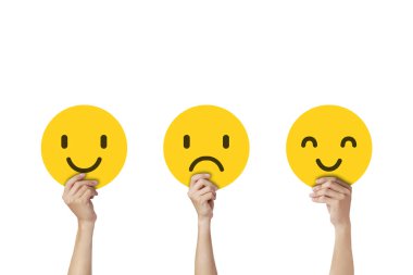 Eller beyaz arka planda izole üzüntü ve mutluluk yüz duyguları tutan.