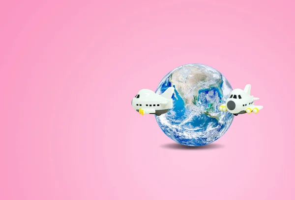 旅行和度假概念 飞机飞行围绕蓝色行星地球地球与粉红色的背景 这张图片的元素由美国宇航局提供 — 图库照片