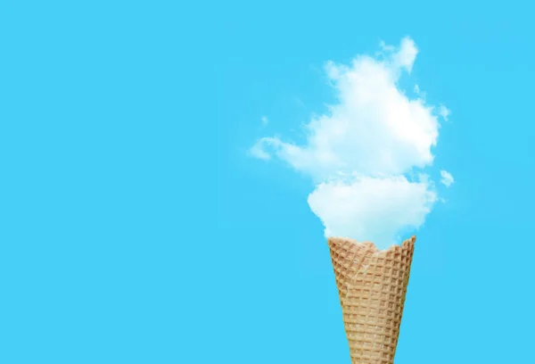 Vacances Été Vacances Concept Cône Crème Glacée Avec Nuage Blanc — Photo