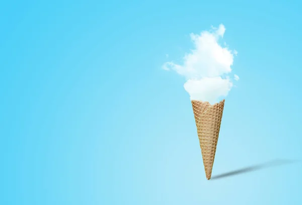 Летние Каникулы Праздничная Концепция Конус Мороженого Белым Облаком Синем Фоне — стоковое фото