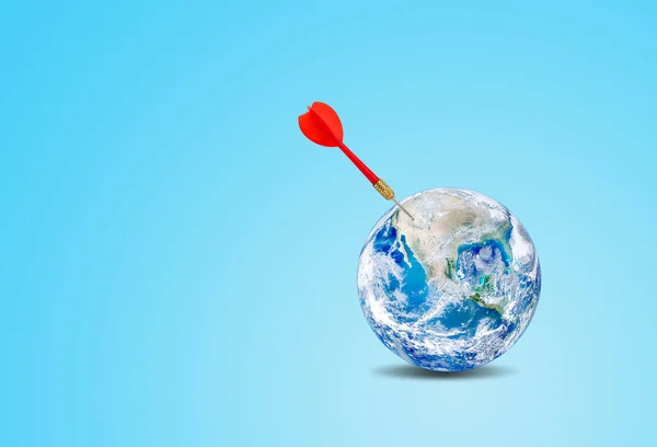 Business Marketing Concept Red Dart Hit Blue Planet Earth Globe — Foto de Stock