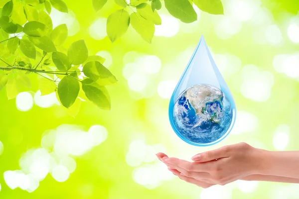 生态概念 女人手牵着地球地球在水滴与绿色自然背景 这张图片的元素由美国宇航局提供 — 图库照片