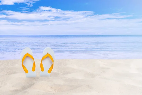 Summer Vacation Holiday Trip Concept Flip Flop Sandália Branca Praia — Fotografia de Stock