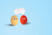 Üzleti kommunikáció koncepció: absztrakt kép két tojásból álló és együtt beszélő.