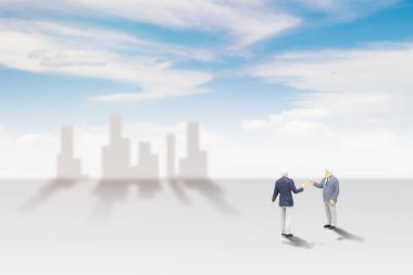 İş Konsepti : İki işadamı ayakta ve arka planda cityscape ve mavi gökyüzü ile konuşuyor.