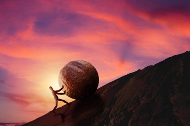 Business Challenge ve Başarı Kavramı : Ahşap figür arka planda gün batımı ve güzel gökyüzü ile dağın tepesine büyük taş yokuş yukarı iterek.