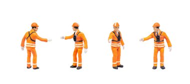 Beyaz arka planda izole edilmiş duruşta duran ve poz veren demiryolu avcısı olarak Minyatür heykelcik karakteri grubu.