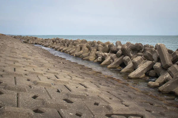 Kıyı Sularında Dalga Hareketinin Yoğunluğunu Azaltmak Kıyı Erozyonunu Azaltmak Veya — Stok fotoğraf