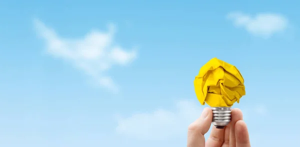 Geschäftsidee Konzept Hand Hält Glühbirne Aus Gelber Zerknüllter Papierkugel Mit — Stockfoto