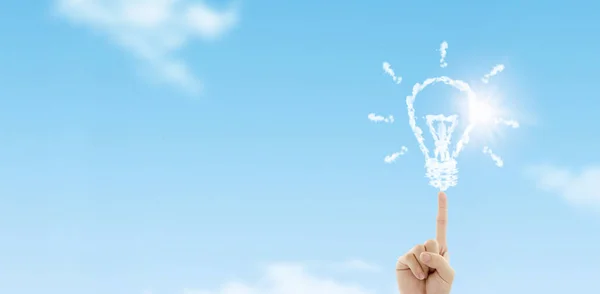 ビジネスアイデアコンセプト 背景に青空を背景に電球形状の指先タッチ白い雲 — ストック写真