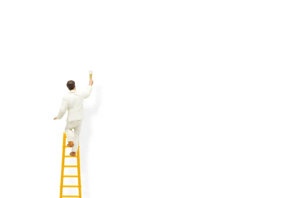 Personagem Estatueta Miniatura Como Pintor Escada Madeira Pintando Parede Branca — Fotografia de Stock
