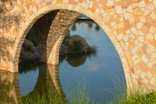 Каменный Бетонный Мост Пересекает Озеро Тенью Отражающейся Поверхности Воды Выборочный — стоковое фото