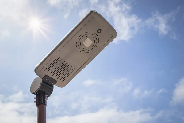 Cerca Lámpara Calle Solar Poste Metal Con Cielo Azul Luz —  Fotos de Stock