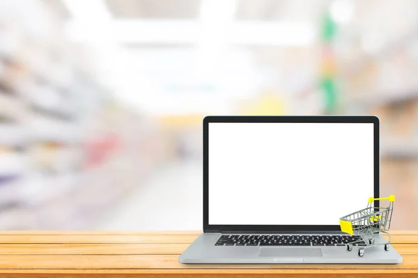 Shopping Online Concept Gele Winkelwagen Laptop Met Wit Scherm Wazig — Stockfoto
