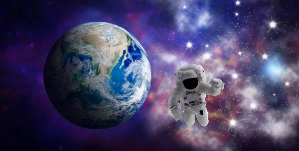 宇航员在太空中飘浮 背景上有蓝色地球的模糊图像 美国航天局提供的这一图像的要素 — 图库照片