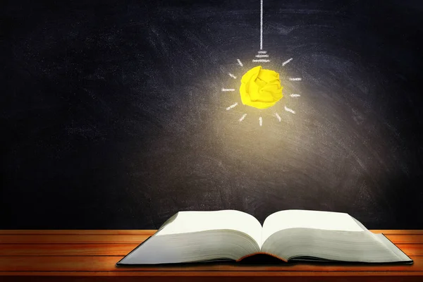 Бизнес Идея Образование Образование Желтая Помятая Бумажная Лампочка Открытой Книге — стоковое фото