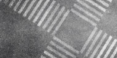 Beyaz yaya geçidinin ya da asfalt caddesinden geçen Zebra 'nın soyut görüntüsü.