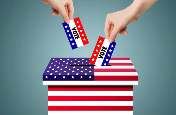 米国の選挙の概念 手を握って 米国の旗のシンボルと投票箱に投票用紙を置く — ストック写真