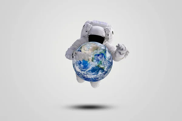 Planète Bleue Terre Main Astronaute Volant Dessus Fond Gris Eléments — Photo