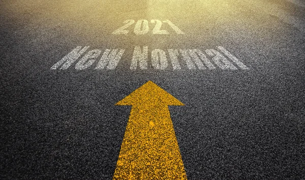 新年2021の新常態コンセプト 道路上の空のアスファルトの道路や文章2021と新常態 — ストック写真