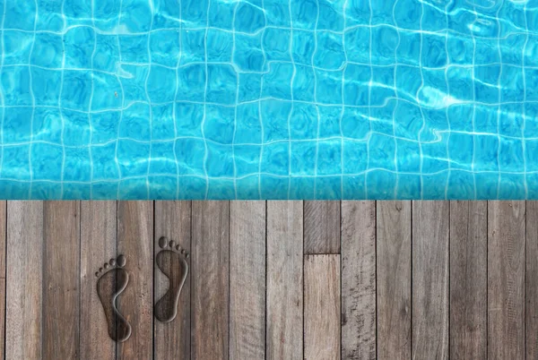 Natte Menselijke Voetafdruk Houten Vloer Terras Naast Blauw Water Zwembad — Stockfoto