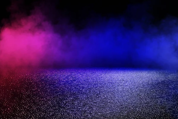 Abstrakcyjny Obraz Pustej Mokrej Drogi Asfaltowej Odbiciem Światła Neonowego Dymem — Zdjęcie stockowe