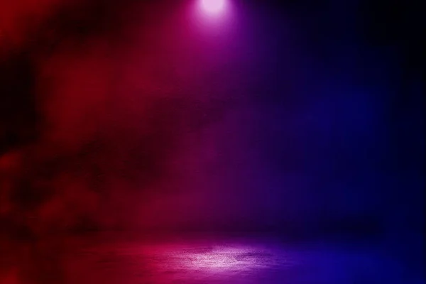 Пустое Место Темной Комнате Студии Эффектом Дыма Освещения Красным Синим — стоковое фото