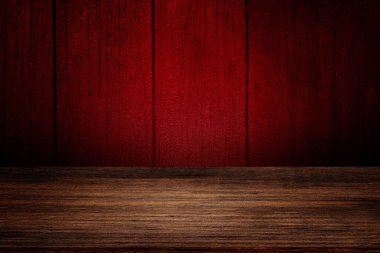 Ürün gösterimi için kırsal aşınmış ahşap doku arka planıyla boş ahşap masa üstü yan görünümü.