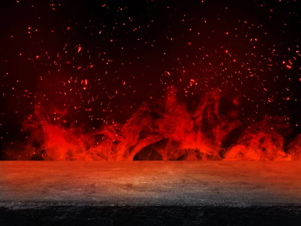 Boş Taş Masanın Üstünde Turuncu Ateş Alev Karanlık Odada Parlayan — Stok fotoğraf