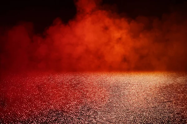 浅谈黑暗背景下带红灯 雾气的干湿沥青路面的抽象图像 — 图库照片