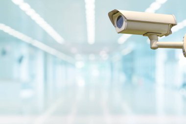 Kullanılmış devre televizyon kamerası ya da güvenlik kamerası. Arka planda alışveriş merkezinin içinde yürüme görüntüsü bulanık..