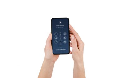 Teknoloji, İnternet, Dijital ve Ağ Güvenliği Konsepti: Şifre ekranı açmak, açmak veya açmak için parola kodlu akıllı telefonu tutmak ve göstermek.