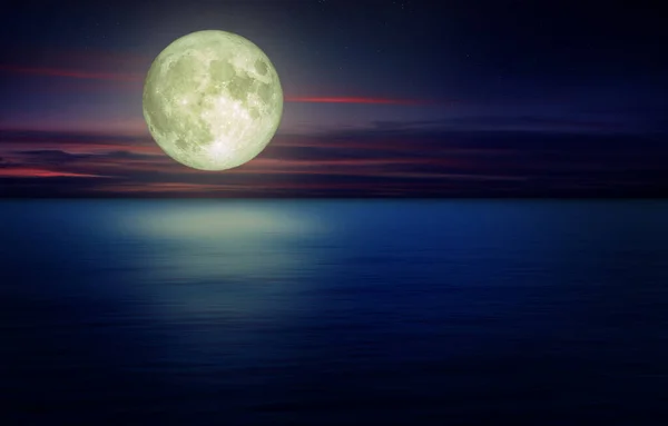 Luna Llena Con Nube Oscura Cielo Nocturno Vista Mar Fondo — Foto de Stock
