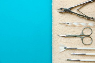 Bir havlu üzerinde manikür ve pedikür için temel araçlar