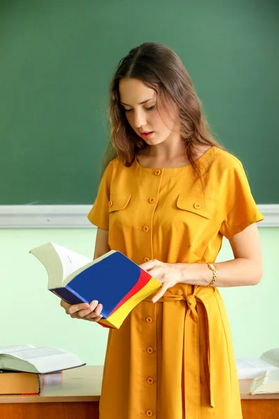 Красивая Девушка Читает Книгу Классе — стоковое фото