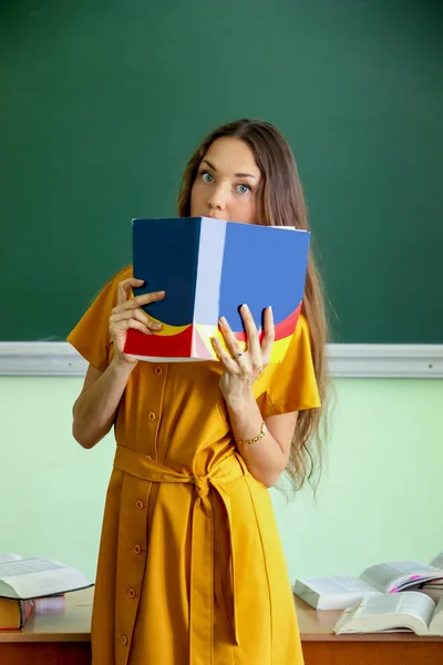 Bir kız o kitap ve eğitim süreci ile ne kadar şok olduğunu gösterir