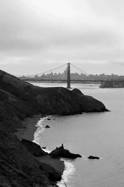 Svartvit Bild Kostnaden Med Golden Gate Bron Bakgrunden — Stockfoto