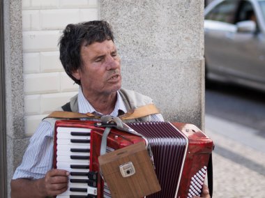Porto, Portekiz - Eylül/2018: akordeon sokaklarda oynayan adam 