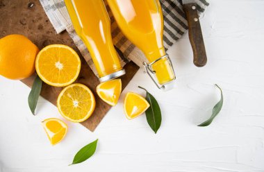 natürmort fotoğraf arka plan üzerinde cam şişelerde portakal suyu, portakal suyu.