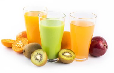 natürmort fotoğraf arka plan üzerinde bardaklarda elma, kivi ve portakal suyu.