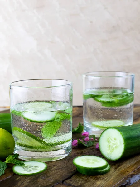 detox water with lemon and cucumber