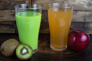 elma ve kivi suyu, kivi smoothie bardaklarda natürmort fotoğraf