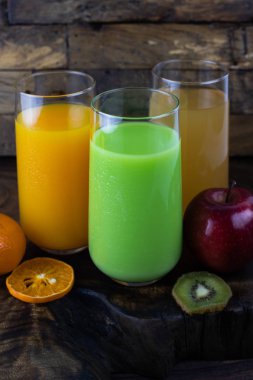 portakal, elma ve kivi suyu, kivi smoothie bardaklarda natürmort fotoğraf