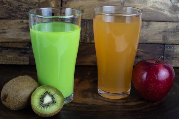 elma ve kivi suyu, kivi smoothie bardaklarda natürmort fotoğraf